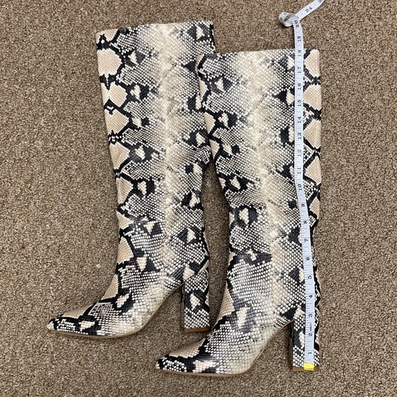 Brand new Madden Girl Woman’s Boots. Size 6. Comes with box but no top. - Picture 7 of 10